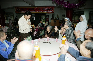 台北縣長關懷八里天主教安養院老人(圖)