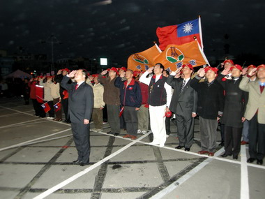 97年元旦升旗典禮6時30分在縣府廣場舉行(圖)