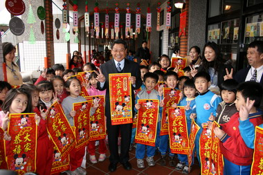 「鼠年迎新，歡喜迎賓」(圖)