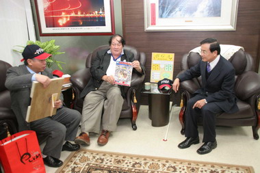 許添財在市府接見菲律賓棒球協會主席(圖)
