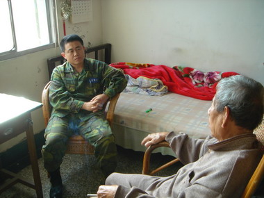 後備九０七旅隆田退舍獨居老人探視(圖)