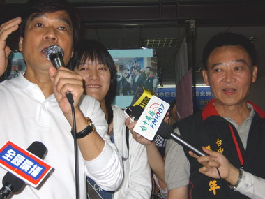 黃義交謝票超人氣，熱情支持民眾一路相迎(圖)
