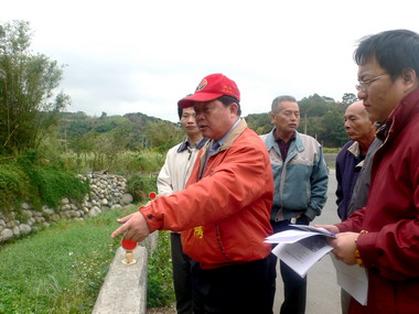 縣長勘查通霄圳頭溪護岸改善工程(圖)