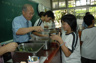 新竹市長要求營養午餐不要過於油膩(圖)