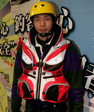 縣府購置救生衣與頭盔借用 保障釣客安全(圖)