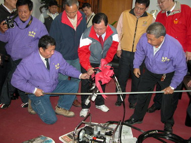 苗栗縣長頒贈百萬救難器材油壓剪(圖)