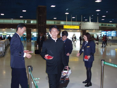 高雄關稅局春節期間贈送入境旅客紅包袋賀年(圖)