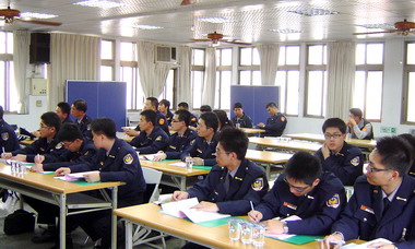 警界實習生報到加入維護年關治安(圖)