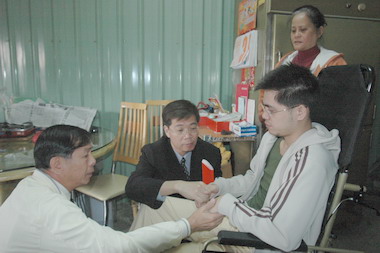 縣府慰問傷殘軍人(圖)