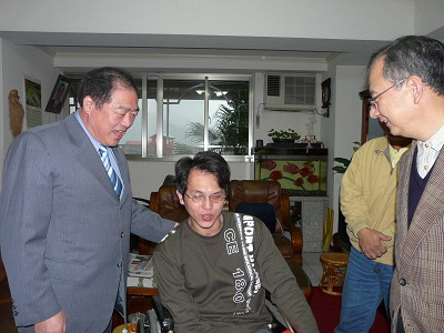 基隆市長慰問癱瘓役男朱進豐並向榮民賀節(圖)
