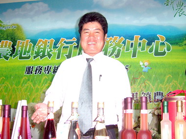 何世鴻邀民眾到大坪頂賞花品美酒(圖)