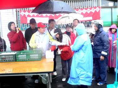 劉政鴻促銷1元雞蛋吸引人潮(圖)