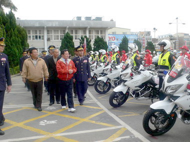 縣長校閱春安警、兵、民力宣示打擊犯罪(圖)