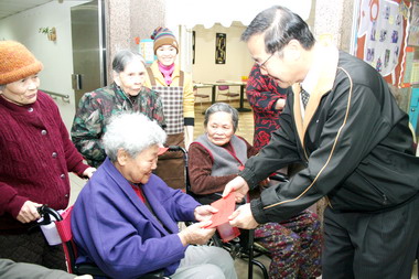 李朝卿走訪仁愛之家致贈慰問金(圖)