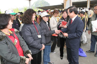 市長前往清潔隊南區轉運站慰勞清潔隊員(圖)