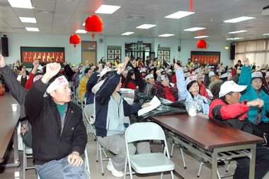 台灣日光預警裁員引發員工抗議(圖)