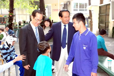 曹啟鴻拜訪縣內福利機構(圖)