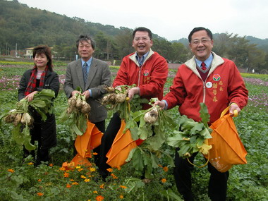 林久翔拔「好采頭」 為頭屋蘿蔔節宣傳(圖)