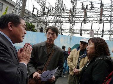 基隆市長會勘解決平一路高壓電線跨越民宅問題(圖)