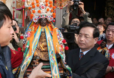 府城「延平王祭」迎回延平郡王祠正殿安座(圖)