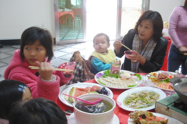 縣長與無依兒童少年圍爐餐會(圖)