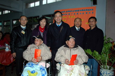 桃園縣長前往八德市桃園榮民之家(圖)