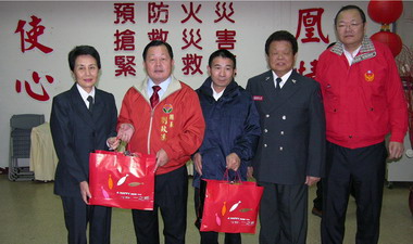 縣長攜茶點慰訪消防春安工作人員(圖)