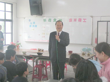 新竹縣長前往橫山鄉大肚國小視察學生午餐(圖)