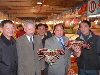 基隆市長向仁愛市場及碧砂攤商賀節(圖)