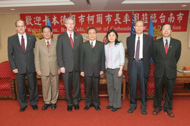 美國卡本德爾姐妹市柯爾市長來訪(圖)