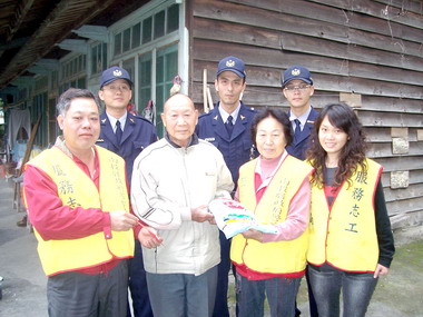 警察志工蕭成梅致贈紅包予獨居老人(圖)