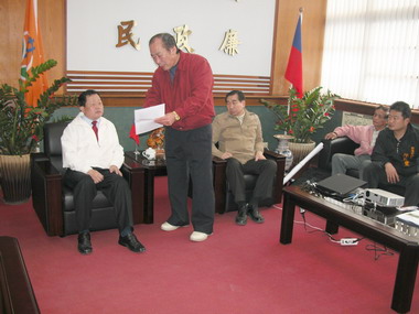 銅鑼鄉長黃芳椿等人為黃麻園礦業開採案拜會縣長(圖)