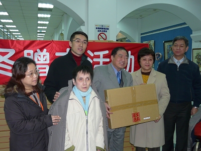 基隆市長感謝大魯閣公司捐贈百餘件保暖冬衣(圖)