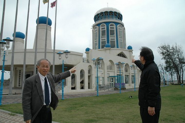 林政則勘南寮遊客服務中心做好環境整潔(圖)