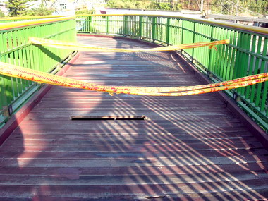 水雲橋出現大破洞行人安全堪虞(圖)