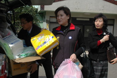 縣長夫人鄭宋麗華寒冬送暖給寧園安養院(圖)