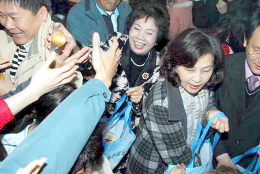 雲林縣長蘇治芬廟宇分送紅包(圖)