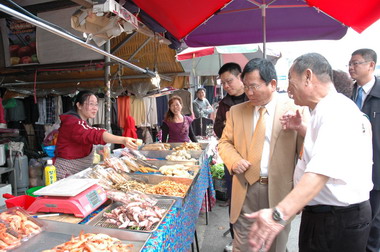 陳明文至水上市場向民眾拜年(圖)