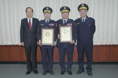 兩分局長站崗指揮交通 縣長頒獎表揚(圖)