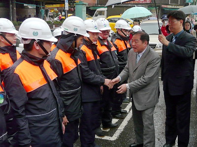 基隆市長春節前夕慰問清潔隊員(圖)