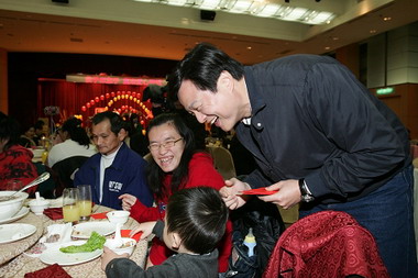 臺北縣我手牽您手溫暖在心頭歲末愛心圍爐(圖)