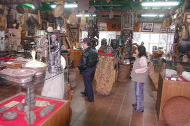 消保官鍾文欽今上午前往太魯閣口拜訪當地商家(圖)