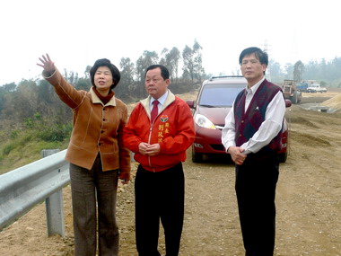 縣長勘查苗市垃圾場聯外道路期在客家掃墓日紓解車流(圖)