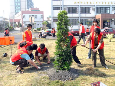 修平技術學院師生熱心為社區栽植花草(圖)