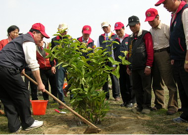 「山城迎春、花現苗栗」植樹活動(圖)