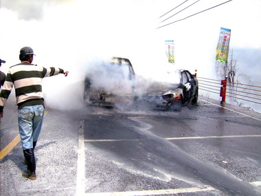 箱型車於行進過程突然起火燃燒(圖)