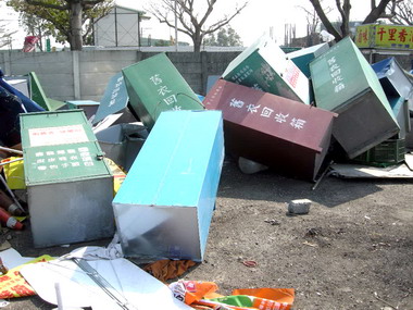 環保局總動員清除舊衣回收箱(圖)