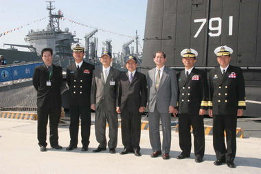 海軍97遠航支隊扺達安平港開放民眾參觀(圖)