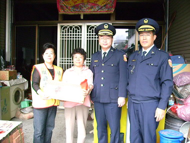 集集警分局致贈慰問金予火災受災(圖)