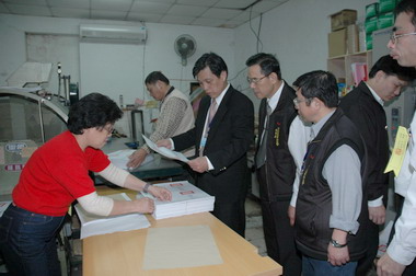 選委會主委詹前通視察選票印製情形(圖)